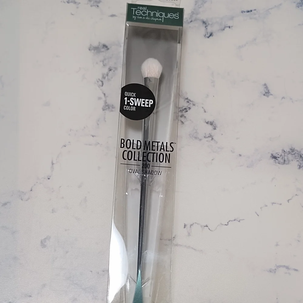 Real Techniques  Bold Metals Collection 200 OVAL SHADOW BRUSH New In Box